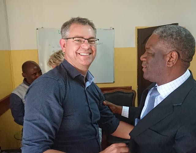 Ab Klink op bezoek in Congo bij dr. Mukwege