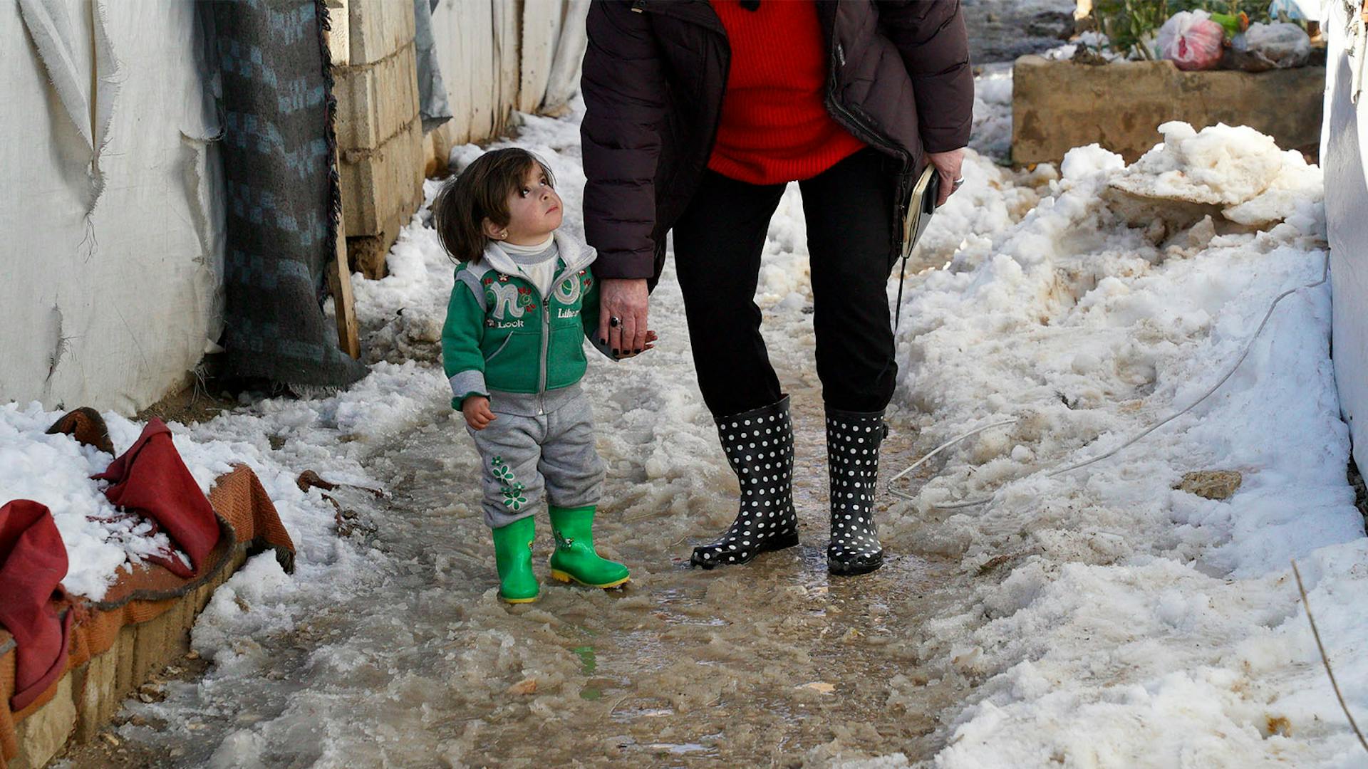 Tineke Ceelen loopt met klein jongetje hand in hand door besneeuwde straat