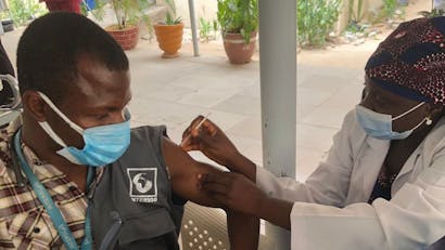 Coronavaccinatie in Nigeria bij persoon van Intersos