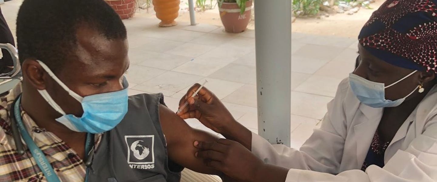 Coronavaccinatie in Nigeria bij persoon van Intersos