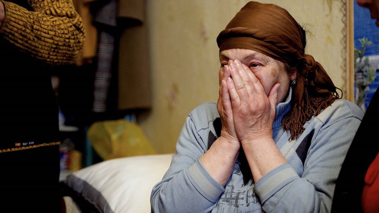 Portretfoto van vrouw met handen voor haar neus en mond