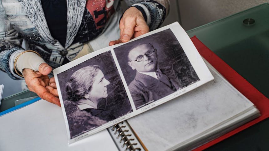 Papier met twee portretfoto's erop van man en vrouw