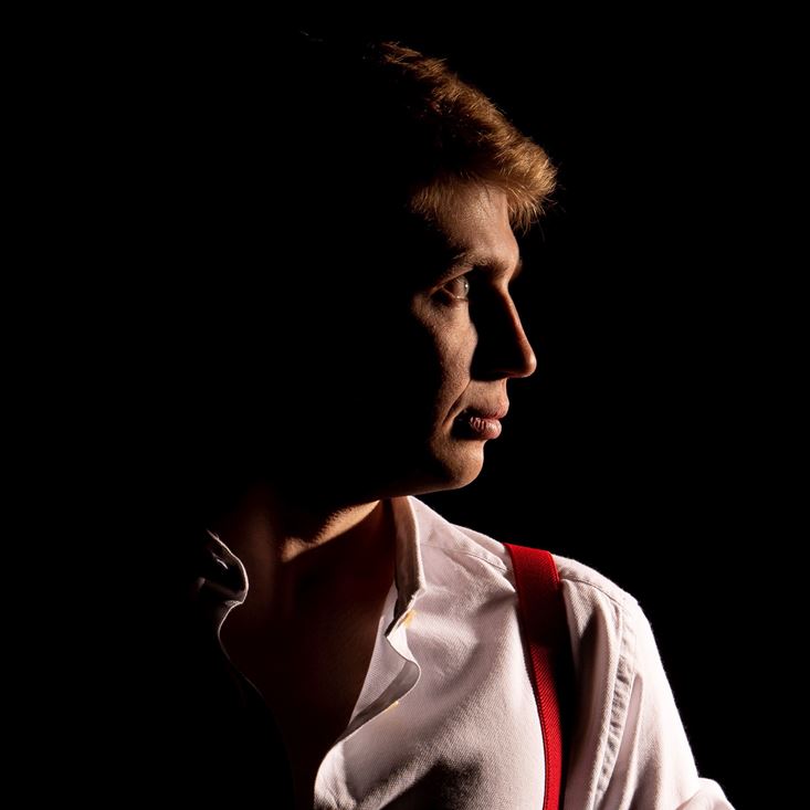 Portretfoto van de zijkant van Oekraïense kunstenaar Mykhailo