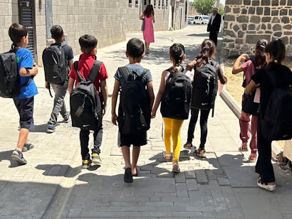 Groep kinderen met nieuwe schooltassen
