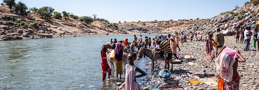 Kinderen bij rivier in Sudan