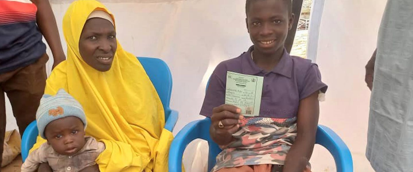 19-jarige jongen toont vaccinbewijs Maiduguri Nigeria