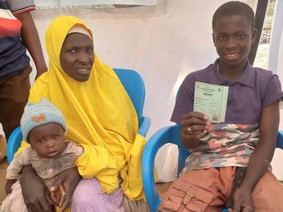 19-jarige jongen toont vaccinbewijs Maiduguri Nigeria