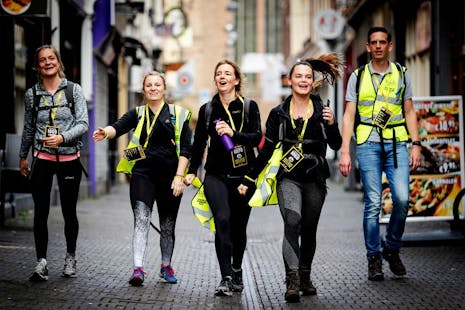 Deelnemers Nacht van de Vluchteling lopen door winkelstraat