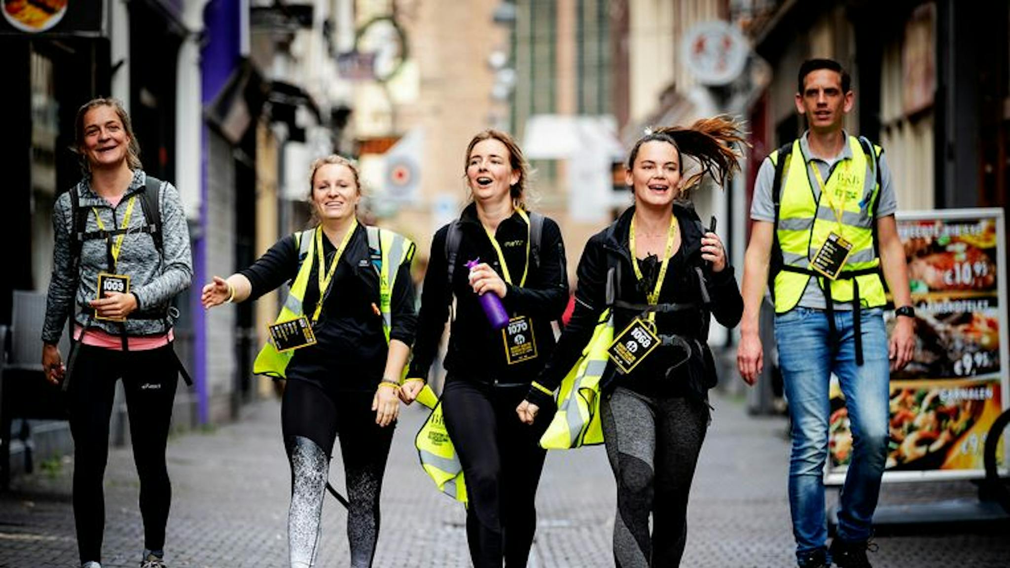 Deelnemers Nacht van de Vluchteling lopen door winkelstraat