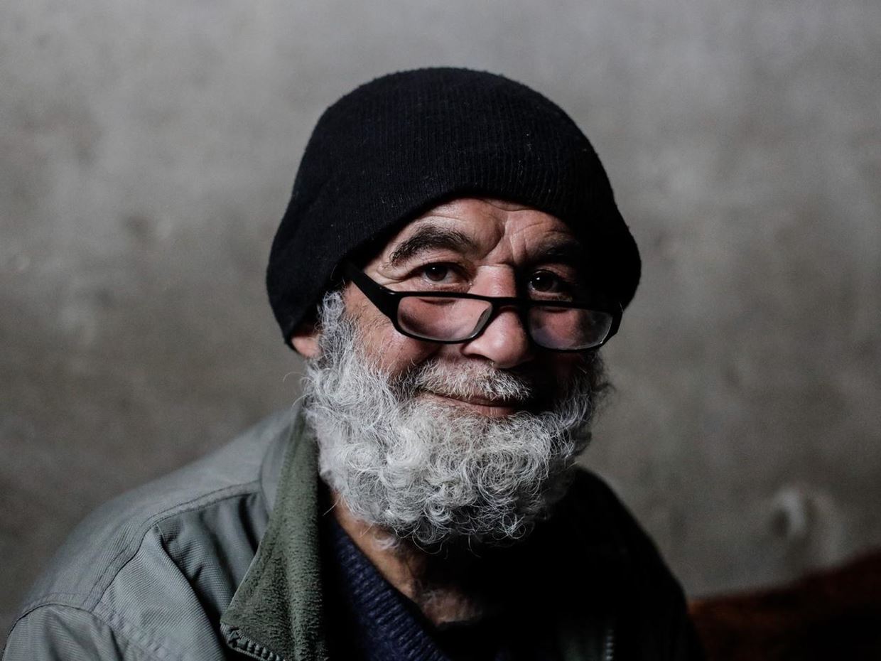 Portretfoto van man met bril en muts