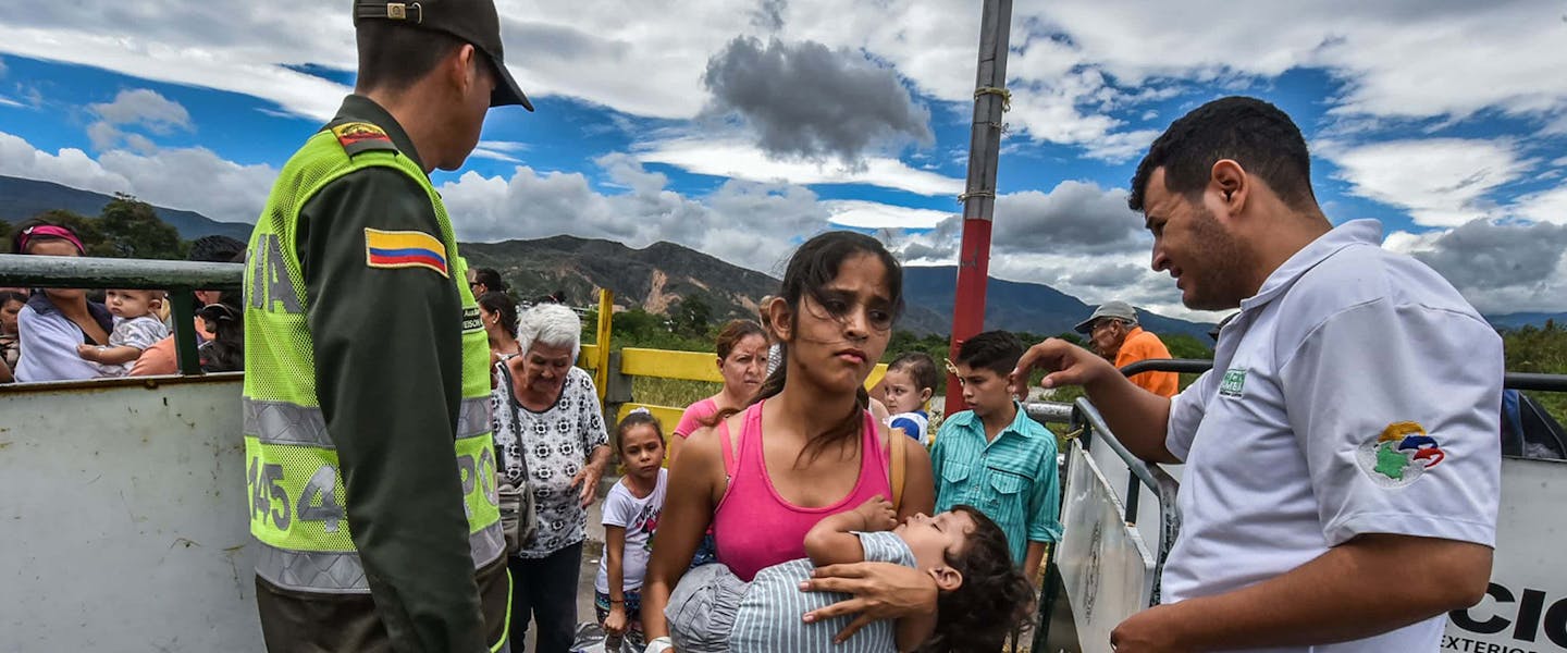 Jonge vrouw met kind in haar armen op de vlucht
