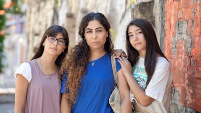 Portretfoto van moeder met twee dochters uit Iran in Athene