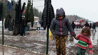 Twee jonge meisjes hand in hand bij grensgebied Polen en Wit-Rusland