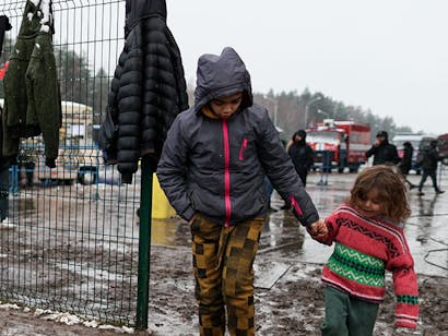 Twee jonge meisjes hand in hand bij grensgebied Polen en Wit-Rusland