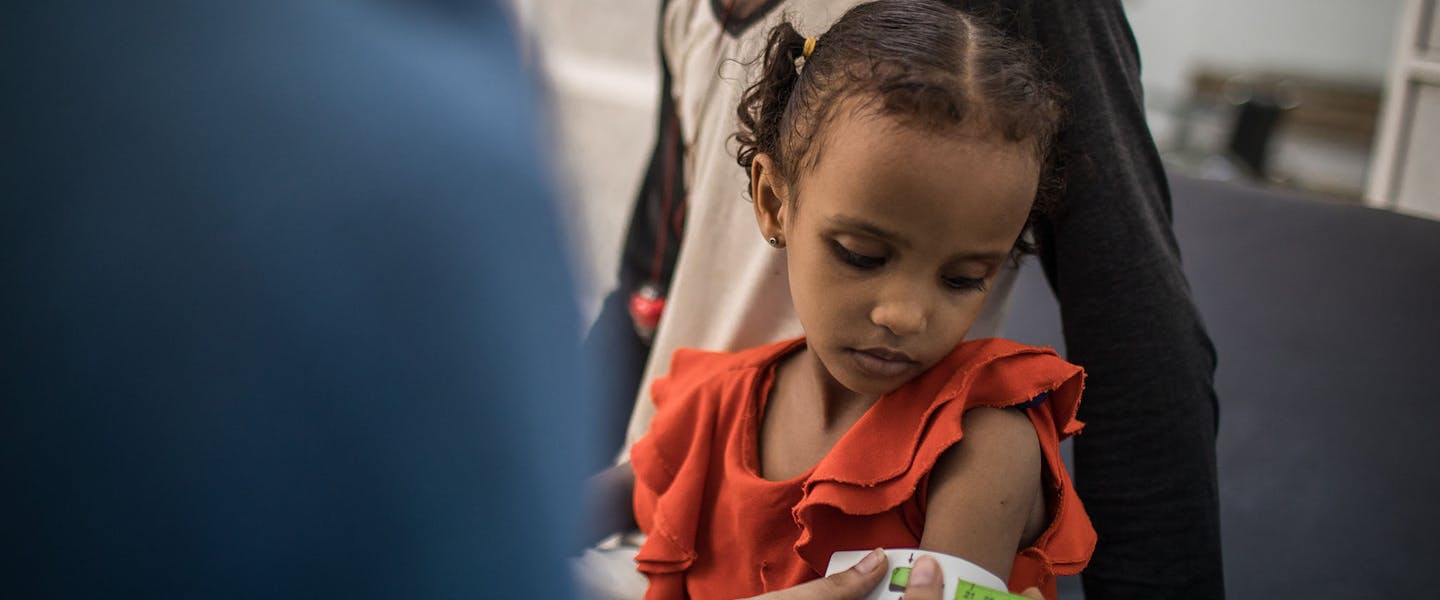 Jong meisje wordt behandeld in Aden in Jemen