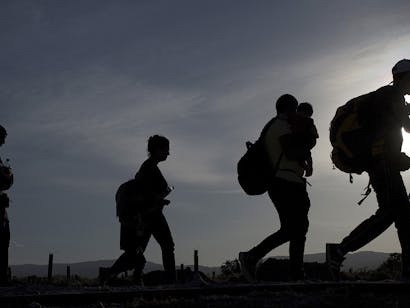 Mensen aan de wandel tijdens de Nacht van de Vluchteling