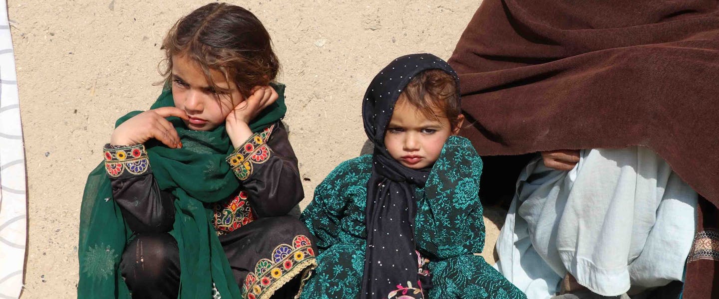 Kinderen zittend op de grond in Afghanistan