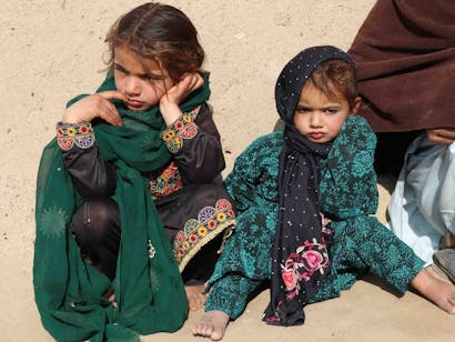 Kinderen zittend op de grond in Afghanistan