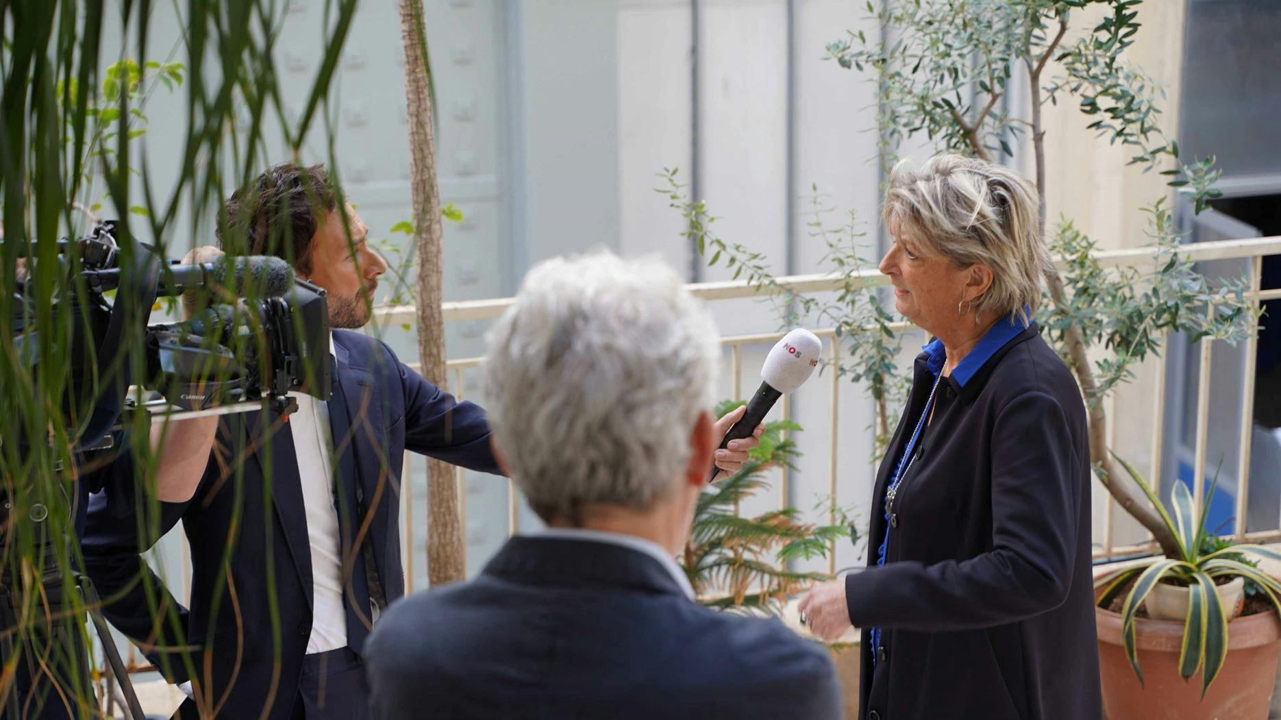 Tineke Ceelen wordt geïnterviewd door de NOS