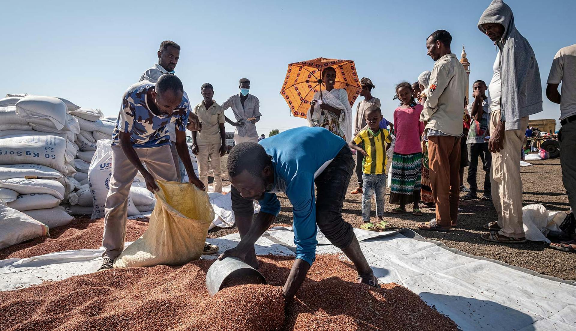 Mannen doen goederen in zakken in Sudan