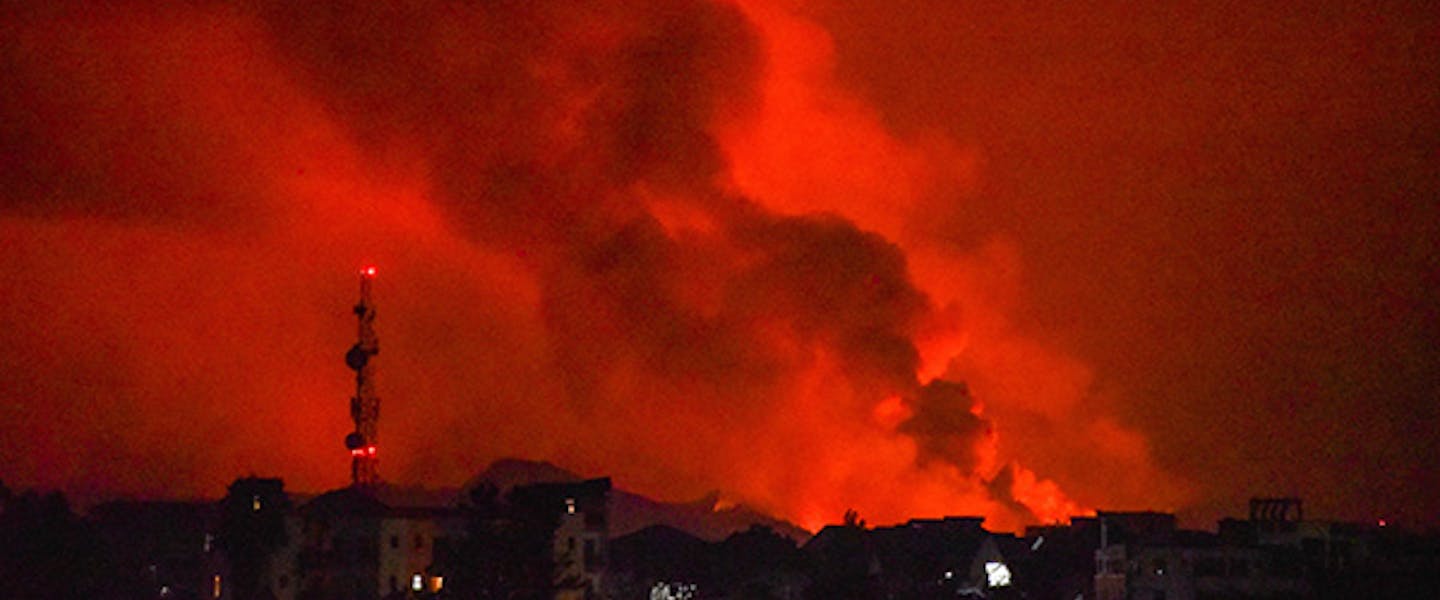 Uitzicht laat vlammen en rook zien bij vulkaanuitbarsting Congo