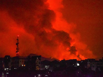 Uitzicht laat vlammen en rook zien bij vulkaanuitbarsting Congo