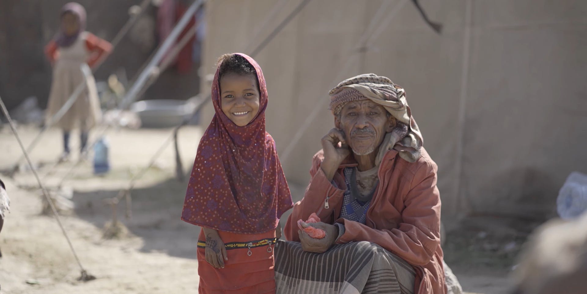 Portretfoto van man met meisje in Jemen