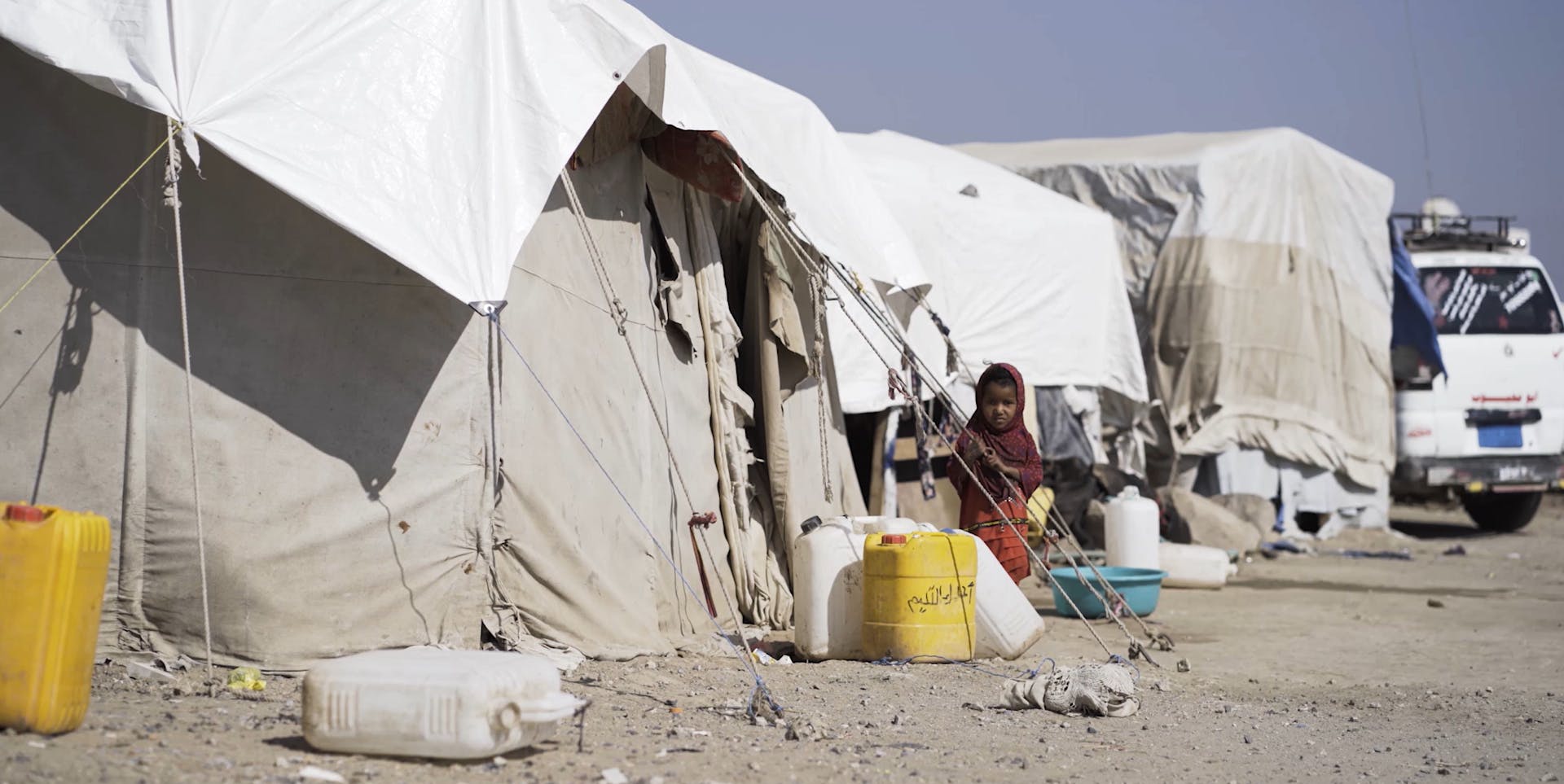 Meisje staat bij tent in Jemen