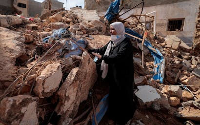 Sabrine Ferhat Bellil, die zei dat ze haar broer, zijn vrouw en 5 van zijn kinderen verloor toen de dodelijke storm haar stad trof, reageert tussen het puin naast het verwoeste huis van haar broer, waar ze hoopt hun lichamen te vinden om te begraven, in Derna, Libië 17 september 2023.