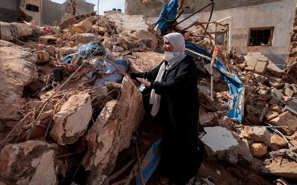 Sabrine Ferhat Bellil, die zei dat ze haar broer, zijn vrouw en 5 van zijn kinderen verloor toen de dodelijke storm haar stad trof, reageert tussen het puin naast het verwoeste huis van haar broer, waar ze hoopt hun lichamen te vinden om te begraven, in Derna, Libië 17 september 2023.