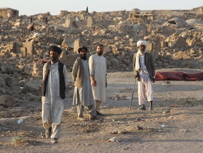 Afghanen lopen door verwoesting veroorzaakt door aardbeving
