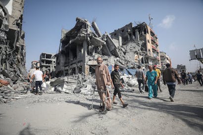 Een blik op verwoeste gebouwen na de Israëlische luchtaanval in het Nuseirat vluchtelingenkamp in Deir al-Balah, Gaza op 22 oktober 2023.