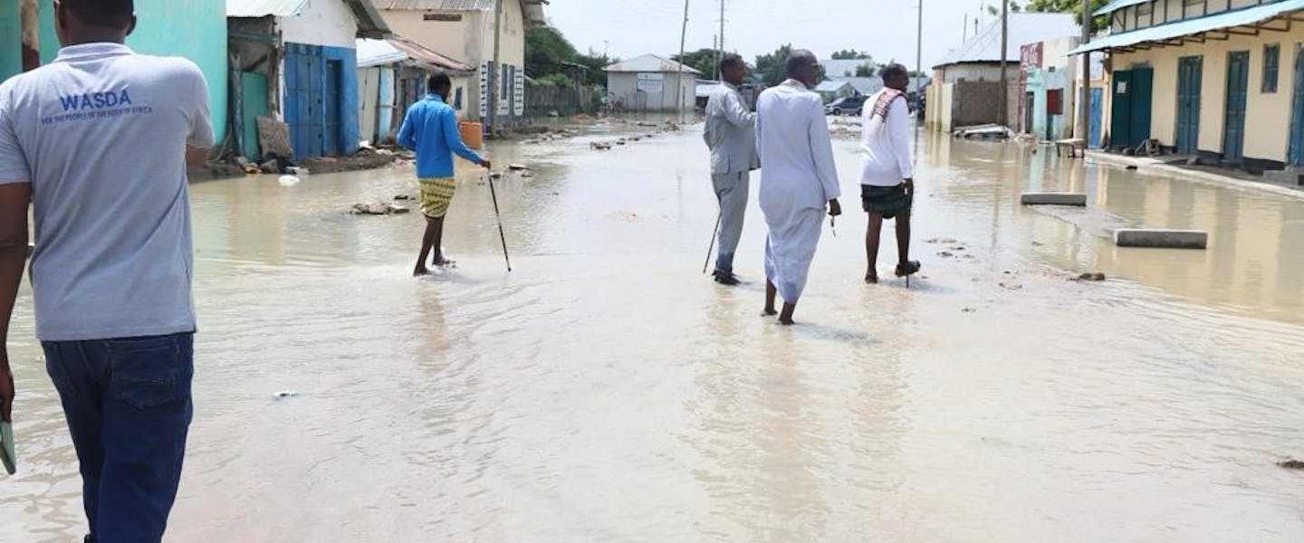 overstroomde straat in Somalië