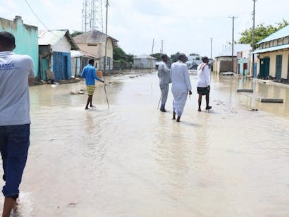 overstroomde straat in Somalië