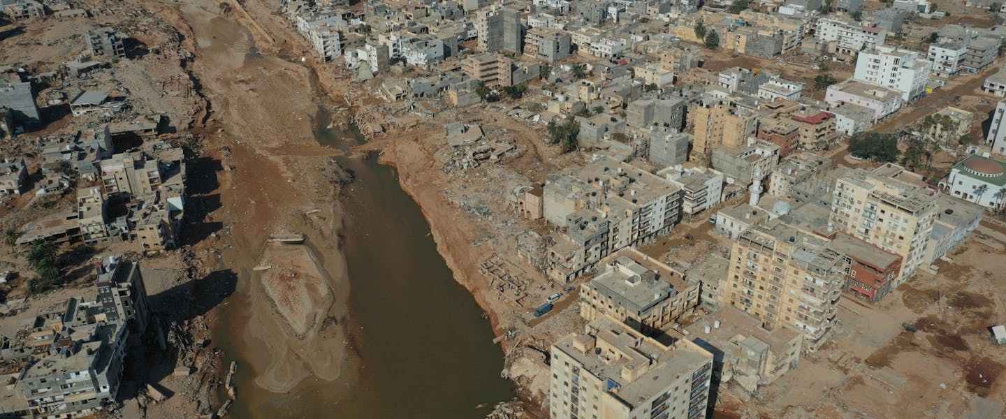 Luchtfoto van verwoesting van de stad Derna na overstromingen in september 2023.