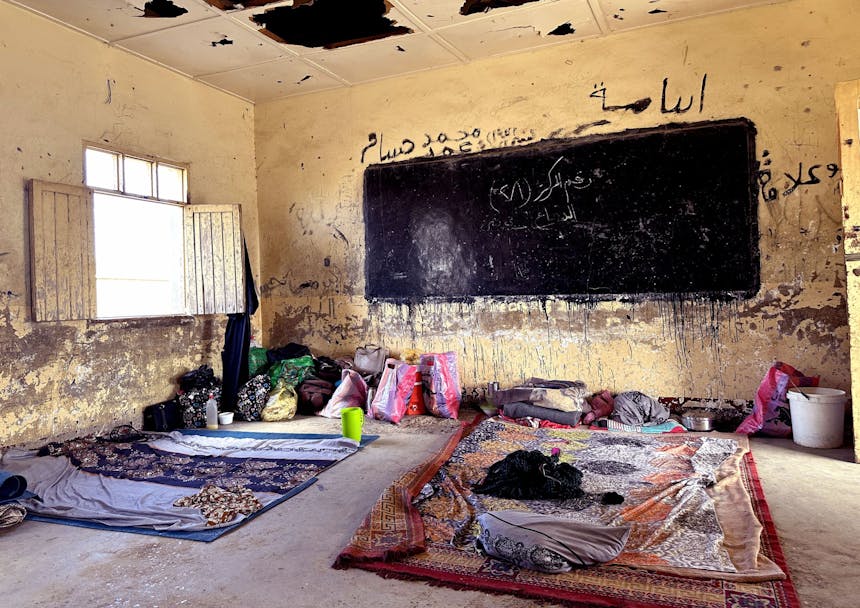 ontheemde Soedanezen zoeken onderdak in een schoolgebouw in Oost-Soedan
