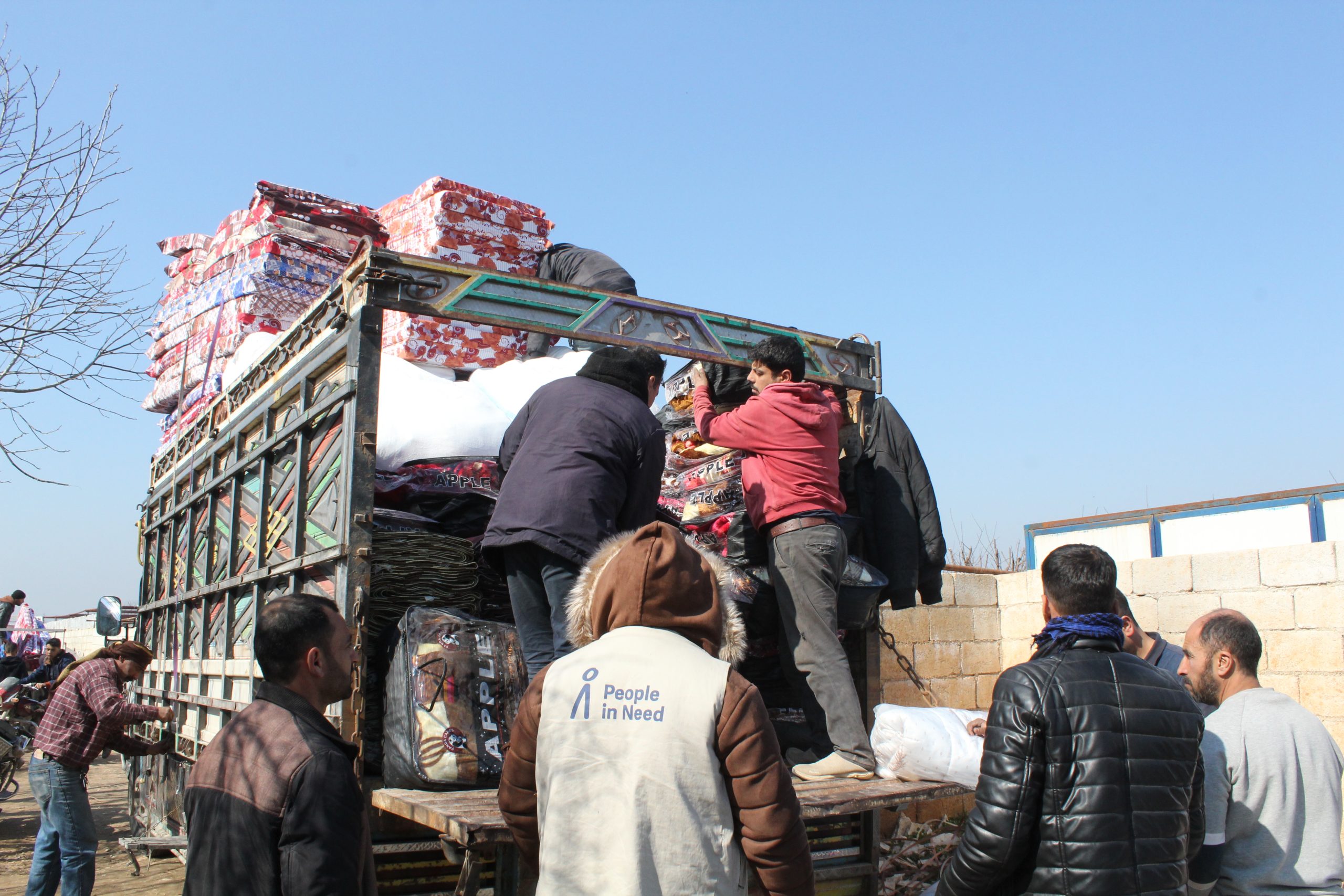 een vrachtwagen met noodhulpgoederen komt aan in het getroffen gebied.