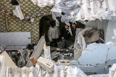 drie kinderen bij een ingestort gebouw in Gaza