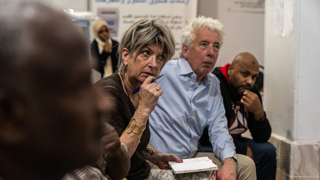 Tineke Ceelen, directeur Stichting Vluchteling, in gesprek met Soedanese vluchtelingen in Egypte.