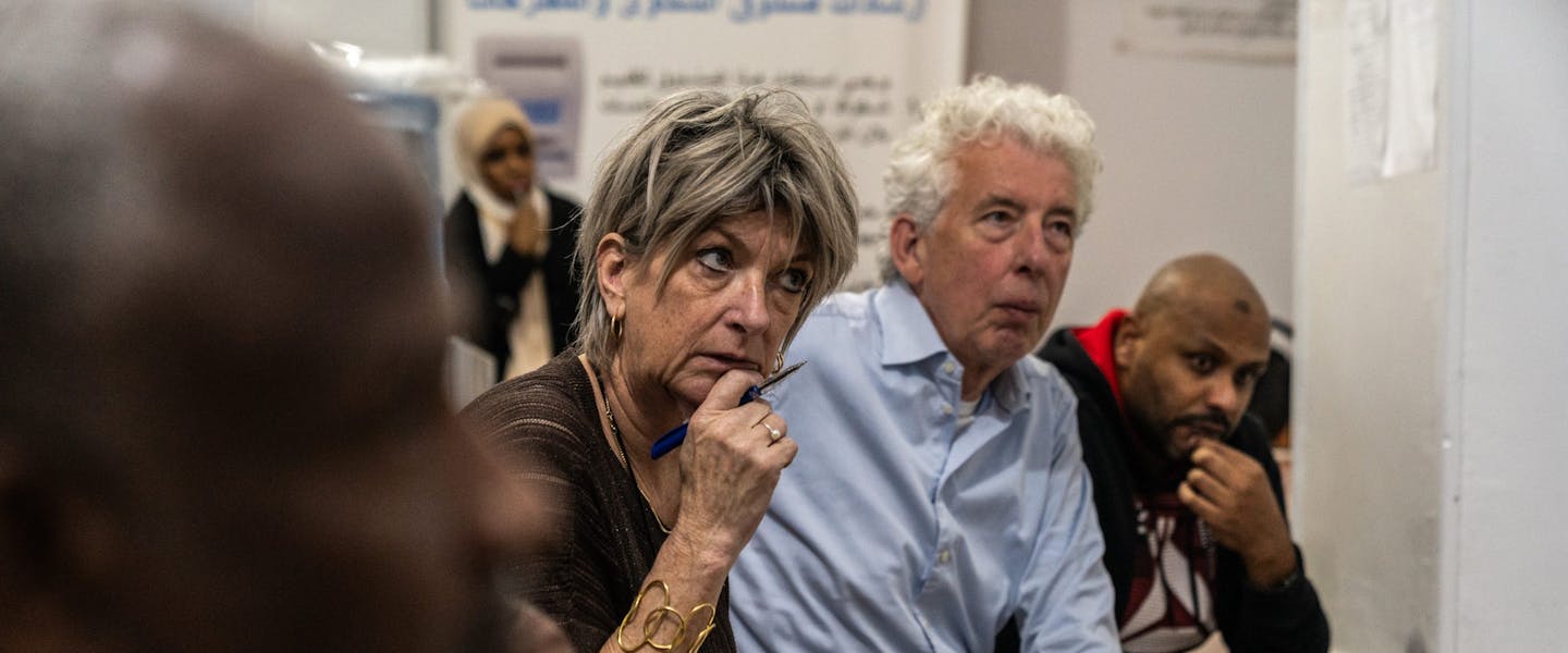 Tineke Ceelen, directeur Stichting Vluchteling, in gesprek met Soedanese vluchtelingen in Egypte.