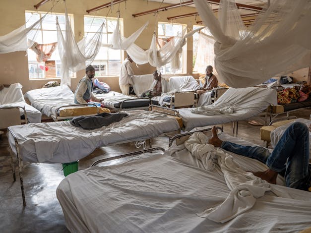 verschillende mensen liggen op bedden in een ziekenhuis in bukavu DR Congo