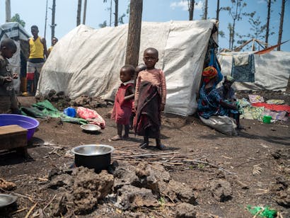 twee jongetjes in een vluchtelingenkamp in Goma