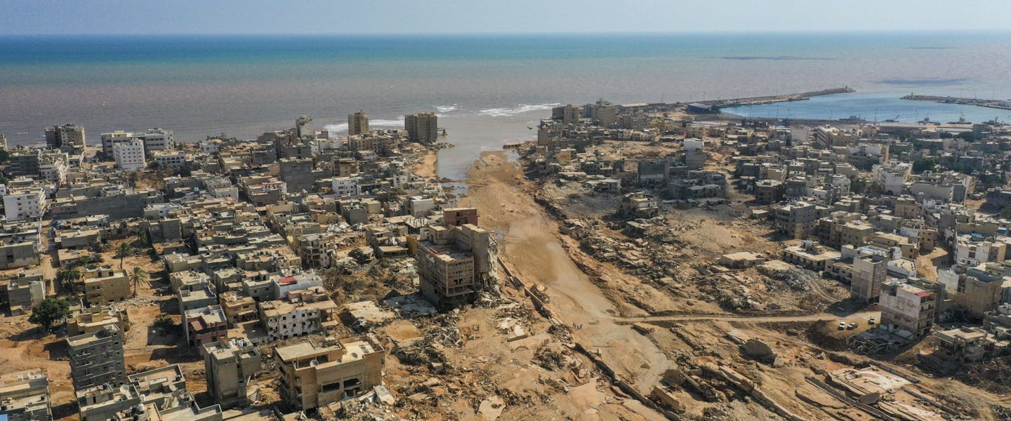 foto vanuit de lucht van weggevaagde stad Derna na storm Daniel in Libie