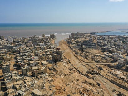 foto vanuit de lucht van weggevaagde stad Derna na storm Daniel in Libie