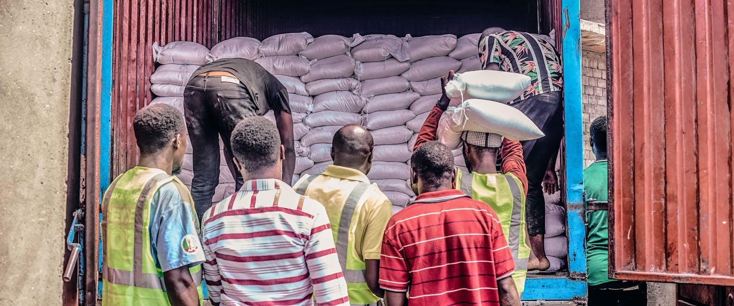 Mannen halen noodhulppakketten uit een vrachtwagen in DR Congo.