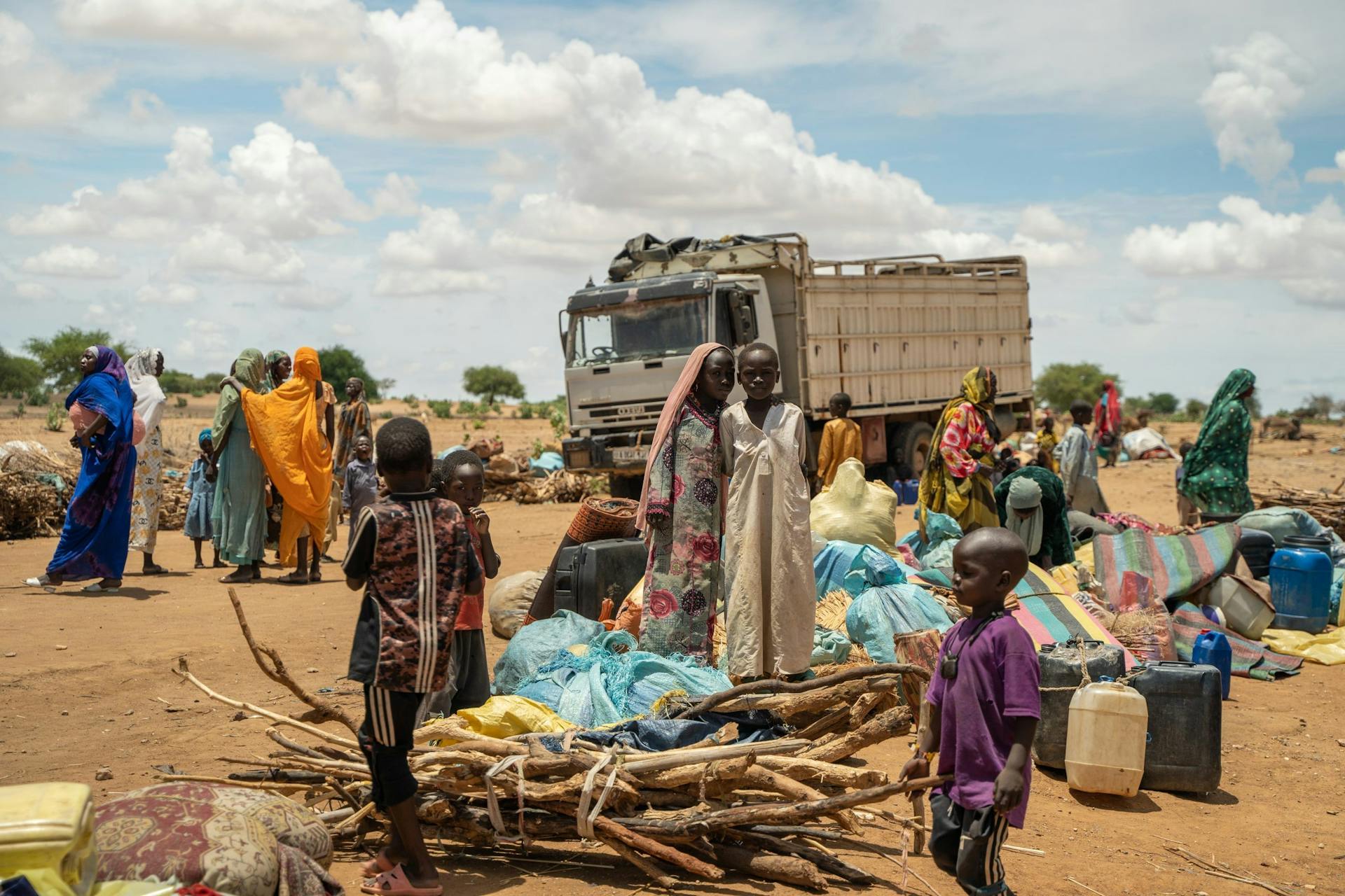 Foto van een groep vluchtelingen uit Soedan die neergestreken zijn in Tsjaad