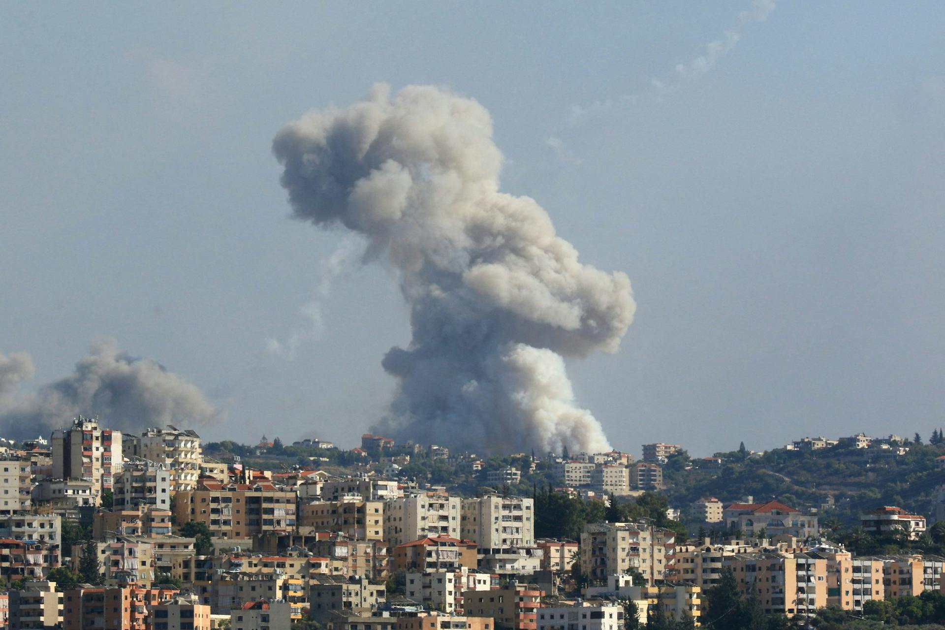 Een rookwolk boven de Libanese stad Zaita op 23 september, door een Israëlische luchtaanval. Libanezen zijn massaal op de vlucht.