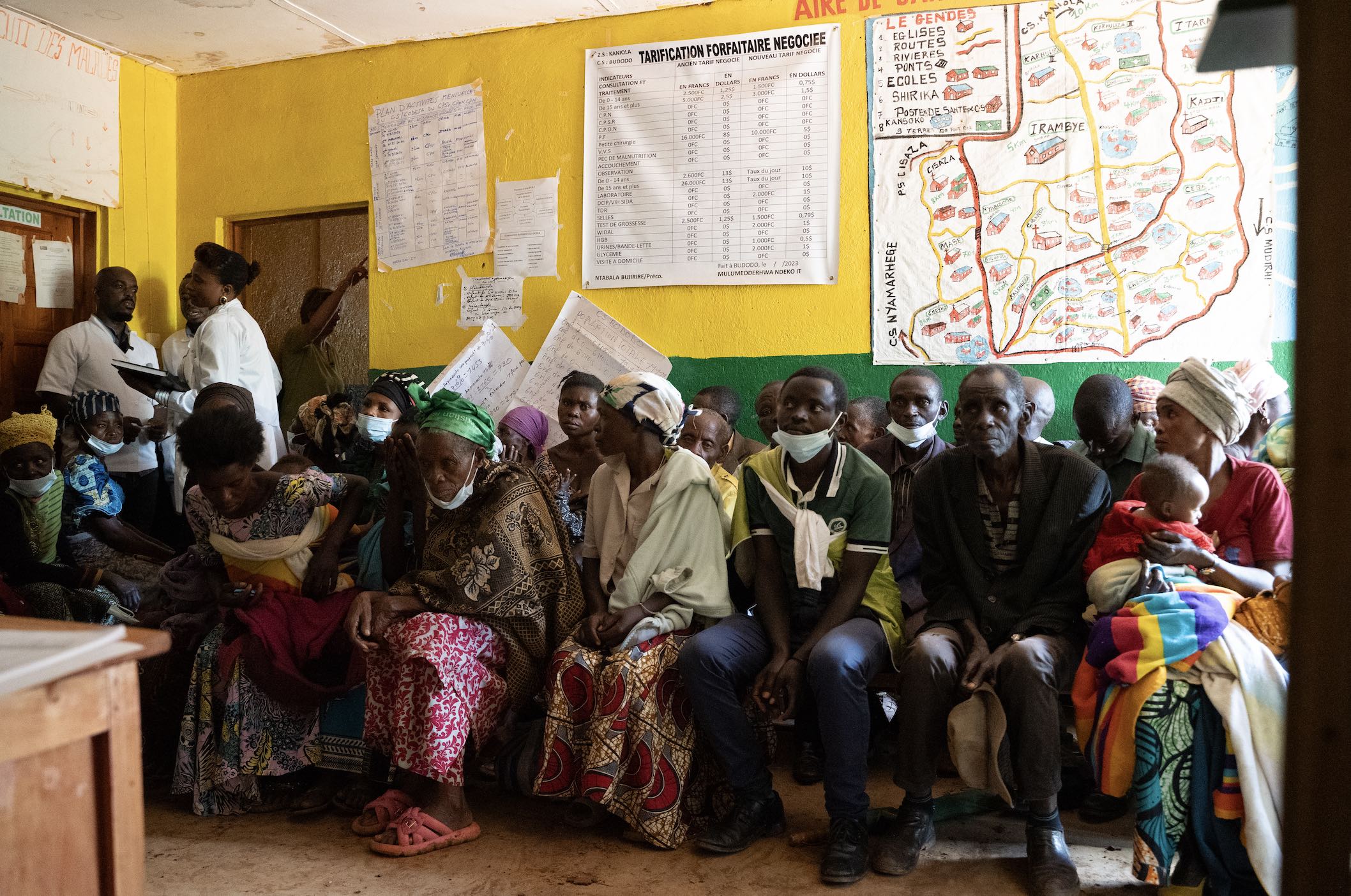 Een groep mensen wacht in een wachtzaal van een ziekenhuis in DR Congo