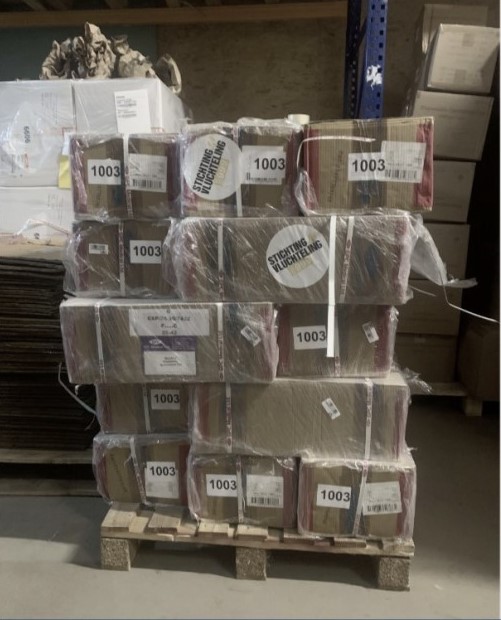 Artsenhulp pallet met medische hulp