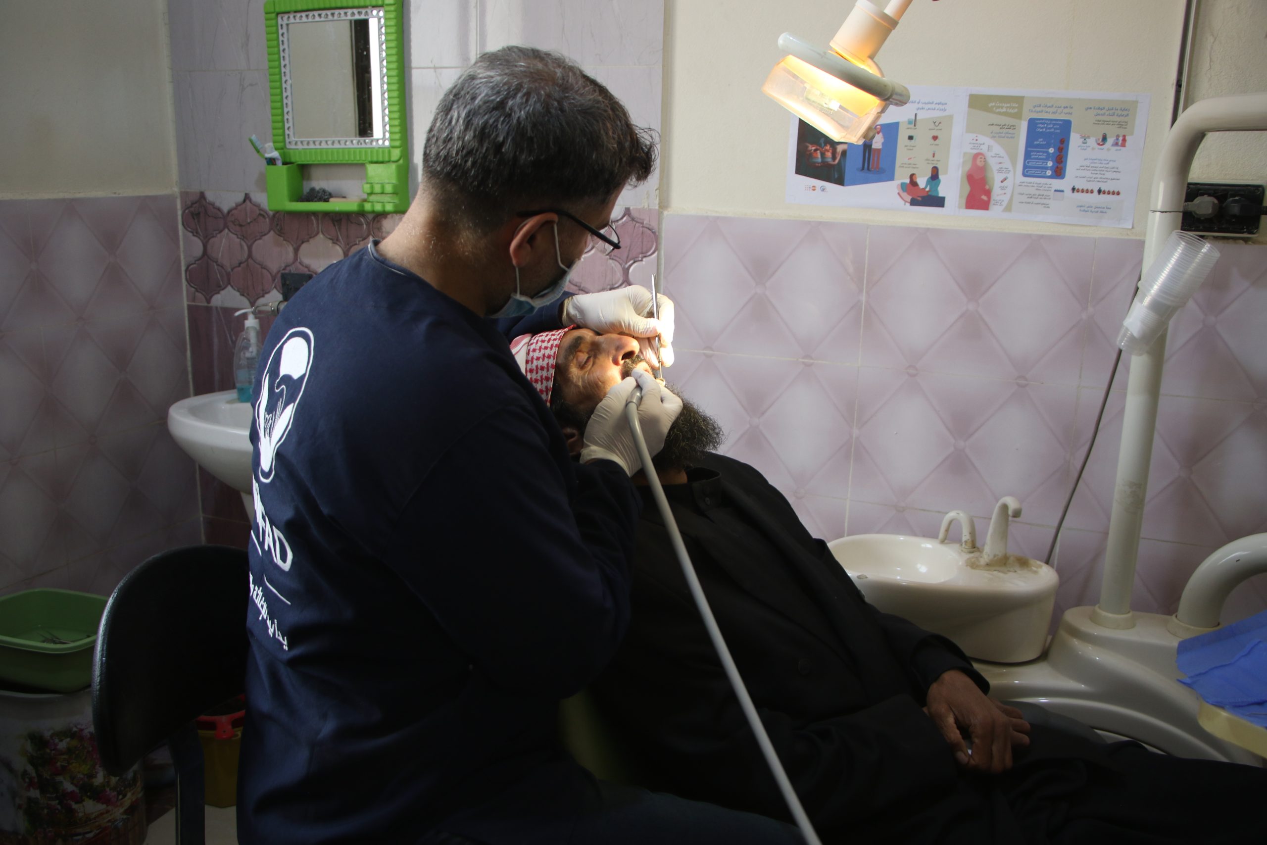 Samen met onze partner HiHFAD geven we medische consulten en tandheelkundige zorg in drie gezondheidscentra in Turkije en Syrië.